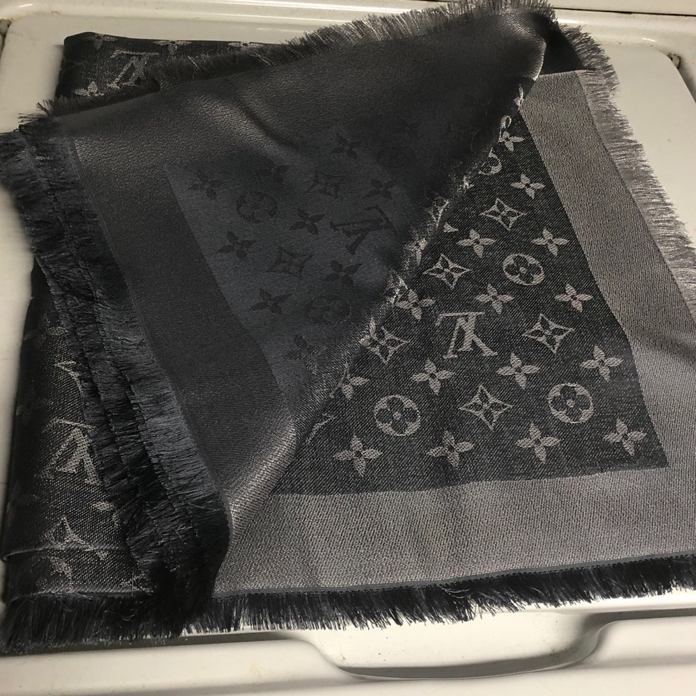 Louis Vuitton shine shawl